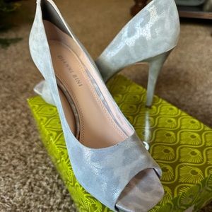 Gianni Bini open toe sued silver leopard print